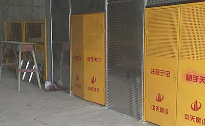 沖孔板電梯防護(hù)門(mén)