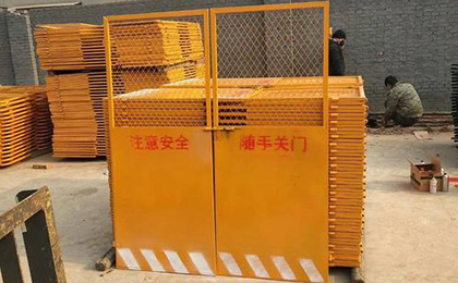 施工電梯安全門
