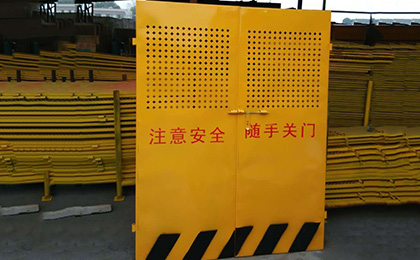 沖孔板電梯防護(hù)門(mén)